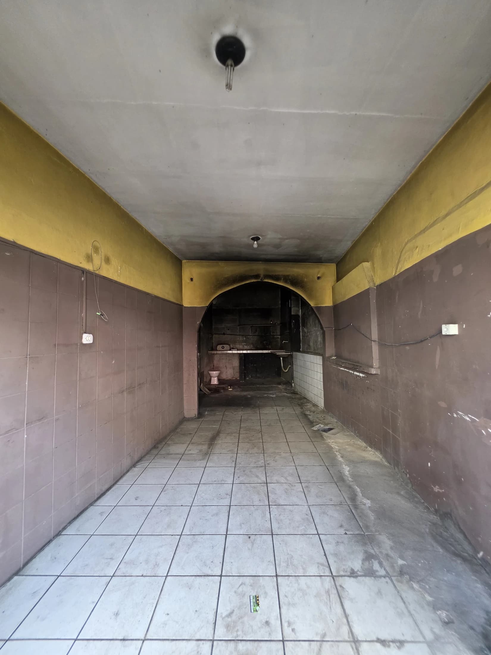 Estado Original do Salão — Corredor Estreito (2,65m) com Arco